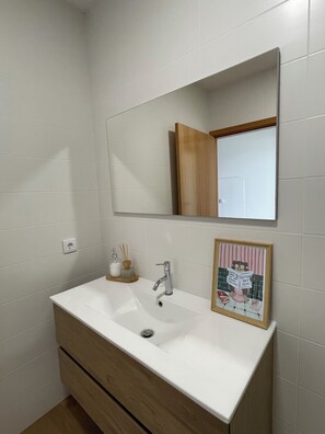 Suihku, hiustenkuivaaja, bidee, pyyhkeet