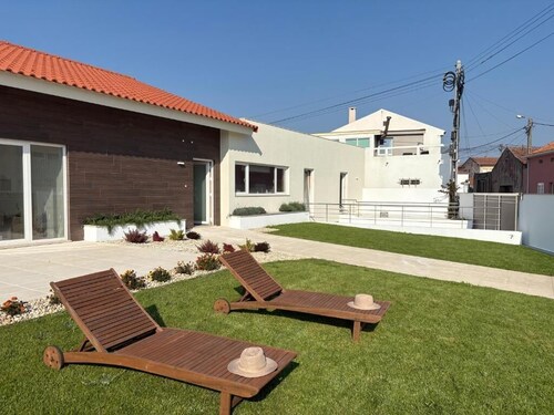 Charming Aguçadoura House, 2 Min to Beach • Garden & Pet-Friendly