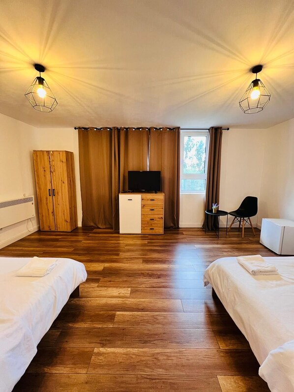 4 bedrooms, iron/ironing board, Internet