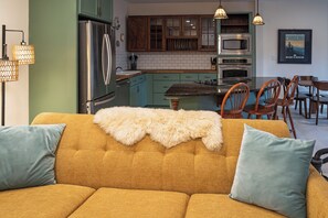 Living area - Elegant & cozy suite w/ private terrace downtown (Hendersonville)