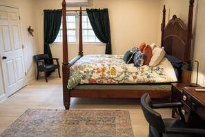 Iron/ironing board, Internet, bed sheets - Elegant & cozy suite w/ private terrace downtown (Hendersonville)