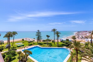 A swimming pool with a view of the beach and ocean. - Casa Marta - Seaviews (Torremolinos)