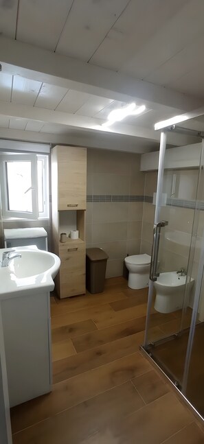 Shower, hair dryer, towels - Apartment 'Casa Del Mirto' with Private Terrace, Wi-Fi and Air Conditioning (Olbia)