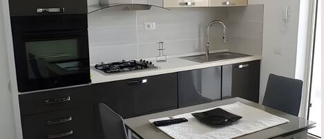 Fridge, oven, stovetop, coffee/tea maker