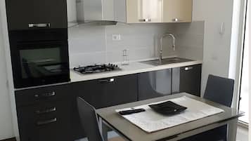 Kjøleskap, ovn, kokeplater og kaffetrakter/tekoker