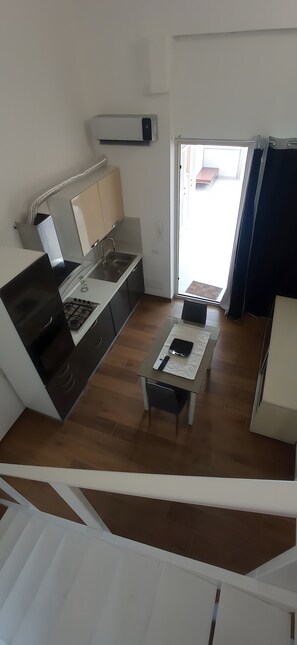 Kühlschrank, Ofen, Herdplatte, Wasserkocher mit Kaffee-/Teezubehör