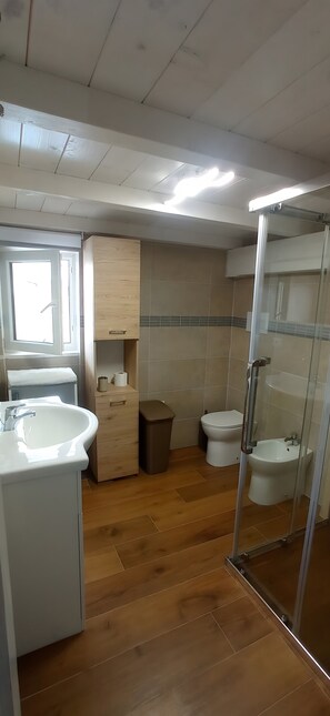 Shower, hair dryer, towels - Apartment 'Casa Dell'Oleandro' with Private Terrace, Wi-Fi and Air Conditioning (Olbia)