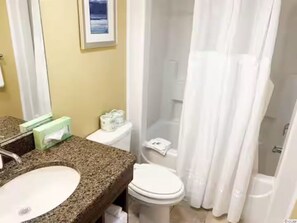 Hiustenkuivaaja, pyyhkeet, saippua, vessapaperi