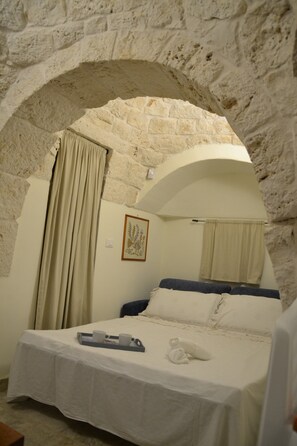 3 bedrooms, iron/ironing board, WiFi, bed sheets - Villa 'I Luoghi Del Sole - Entire Trullo' with Private Pool, Wi-Fi & Air Conditioning (Latiano)