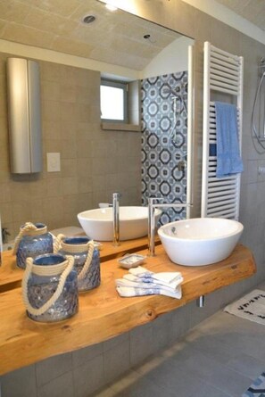 Shower, hair dryer, towels - Villa 'I Luoghi Del Sole - Entire Trullo' with Private Pool, Wi-Fi & Air Conditioning (Latiano)