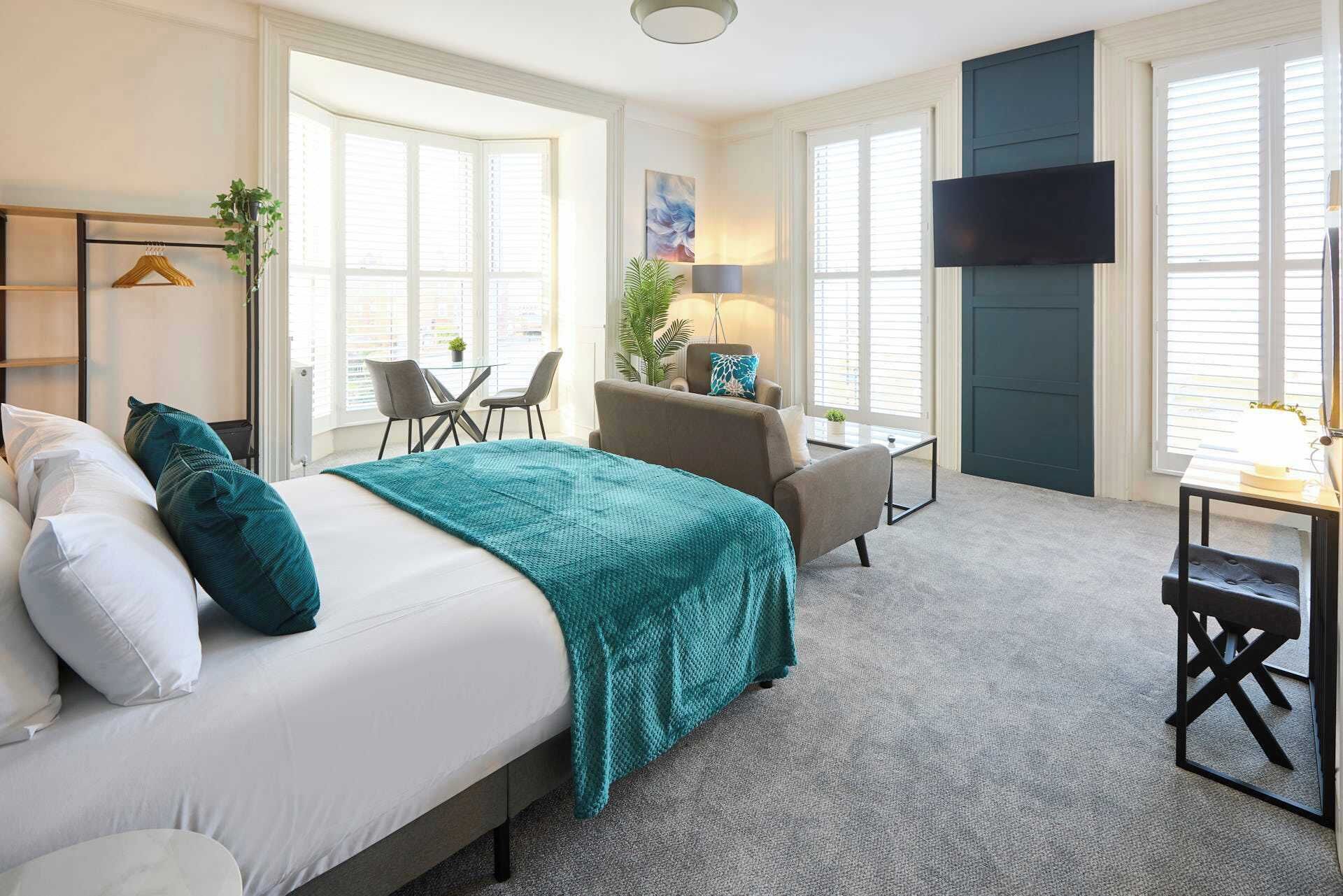 Iron/ironing board, WiFi, bed sheets