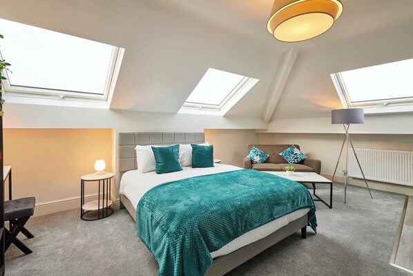 Tabla de planchar con plancha, wifi y ropa de cama 