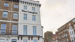 Un edificio de varios pisos con el letrero "The Langley" en la fachada.