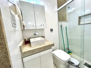 Chuveiro, toalhas de banho, papel higiênico 