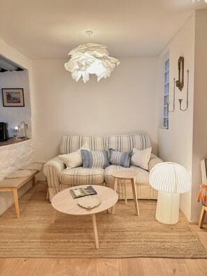 Living area - Cosy recently refurbished apartment central St Ives with parking - dog friendly (St Ives)