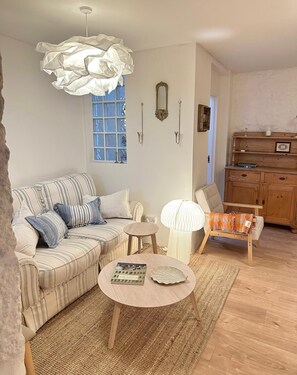 Living area - Cosy recently refurbished apartment central St Ives with parking - dog friendly (St Ives)