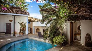 Piscina externa, funciona das 9h às 21h, espreguiçadeiras