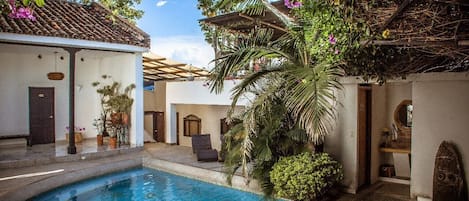 Piscine extérieure, accÚs possible de 9 h à 21 h, chaises longues