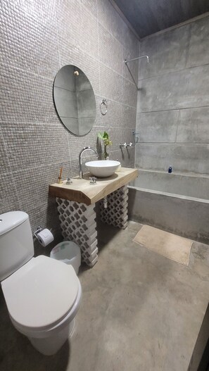 Deluxe-Suite, Poolblick | Badezimmer | Duschwanne, Handtücher, Seife, Toilettenpapier