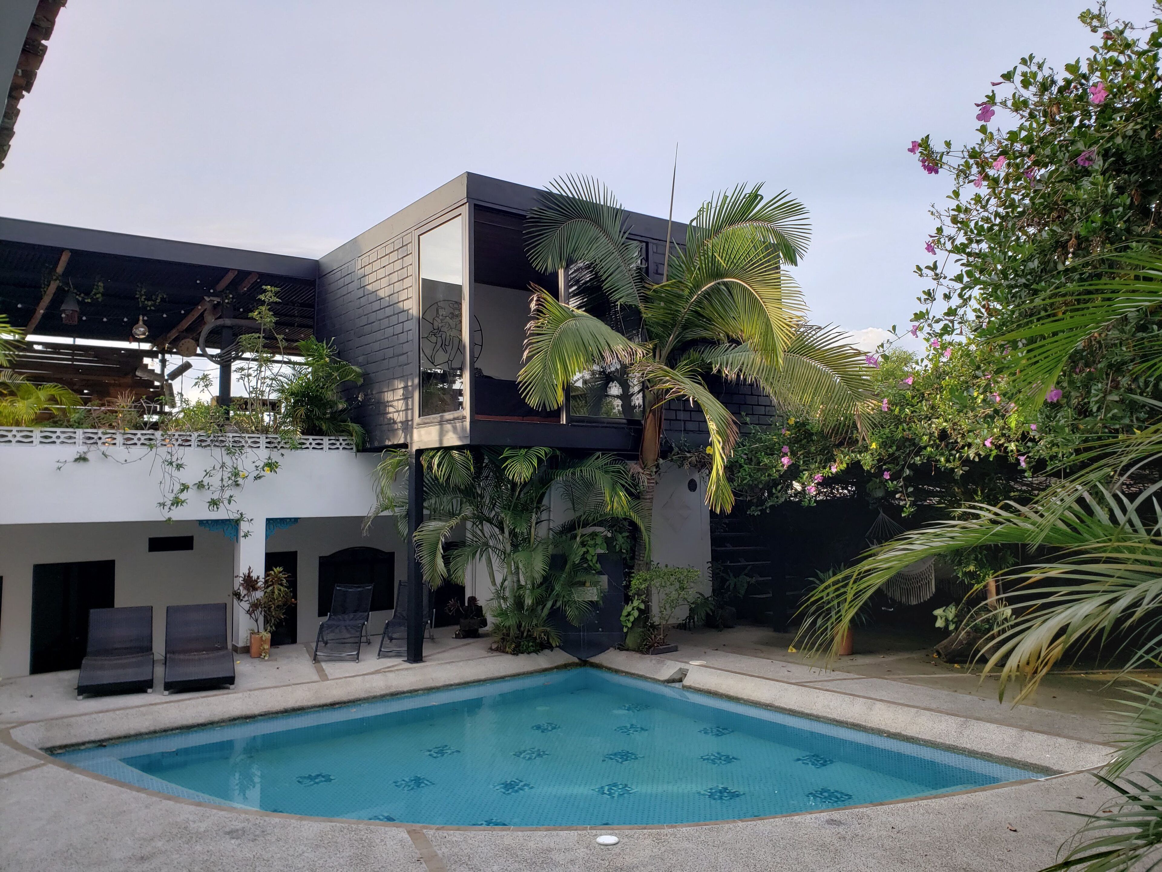 Hồ bơi ngoài trời, mở cửa từ 9:00 đến 21:00, ghế dài tắm nắng 