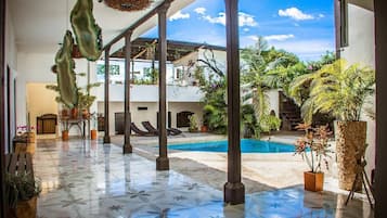 Una piscina al aire libre, sillones reclinables de piscina