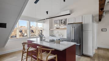 Penthouse, 2 chambres | Cuisine privée | Grand réfrigérateur, micro-ondes, four, plaque de cuisson