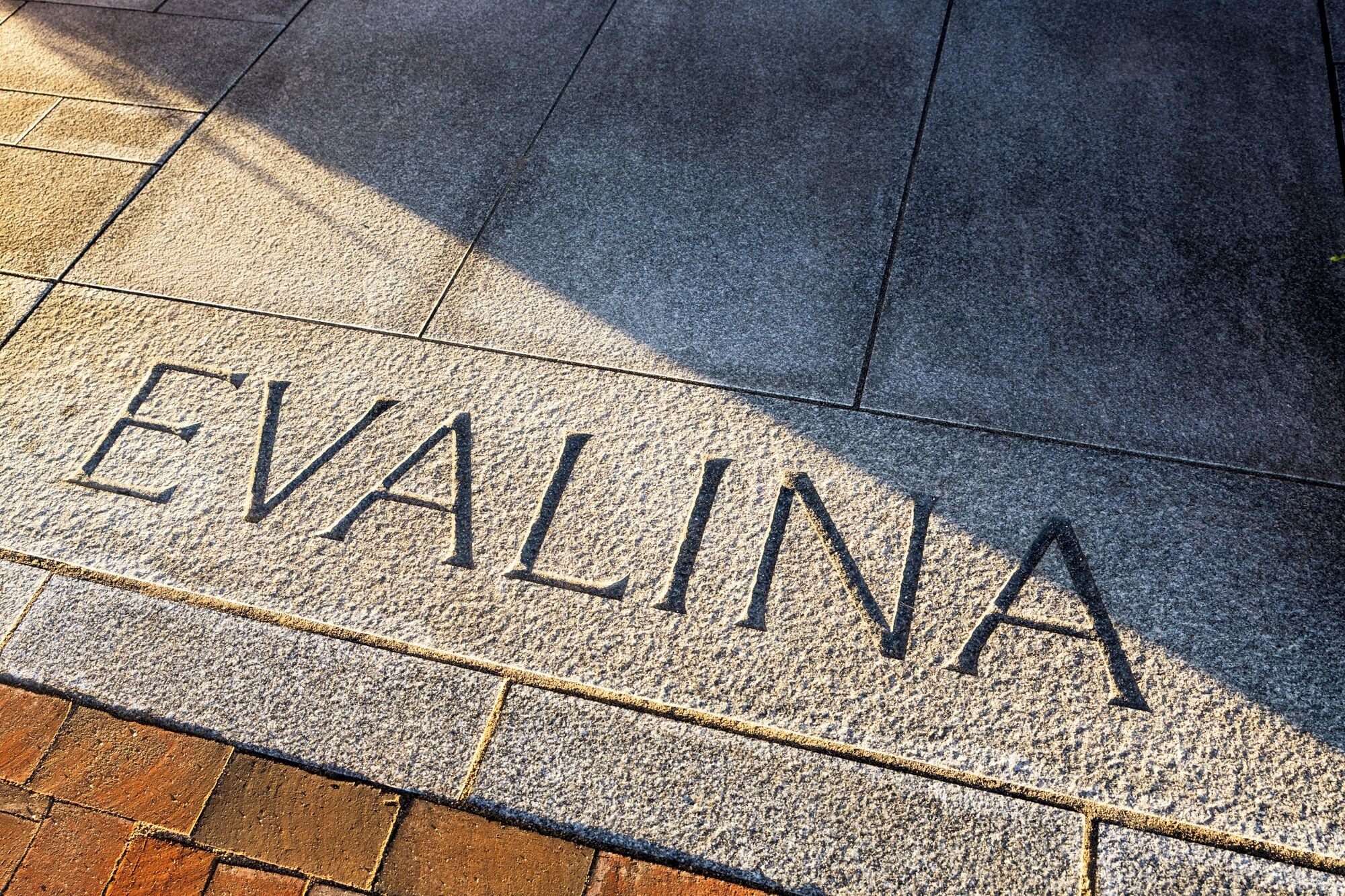 Un pavimento de piedra con la palabra 'EVALINA' grabada.