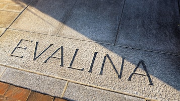 Un pavimento de piedra con la palabra 'EVALINA' grabada.