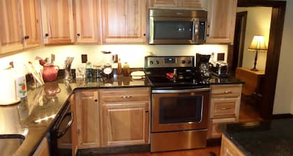 Remote, historic cabin & renovated. Fire pit.