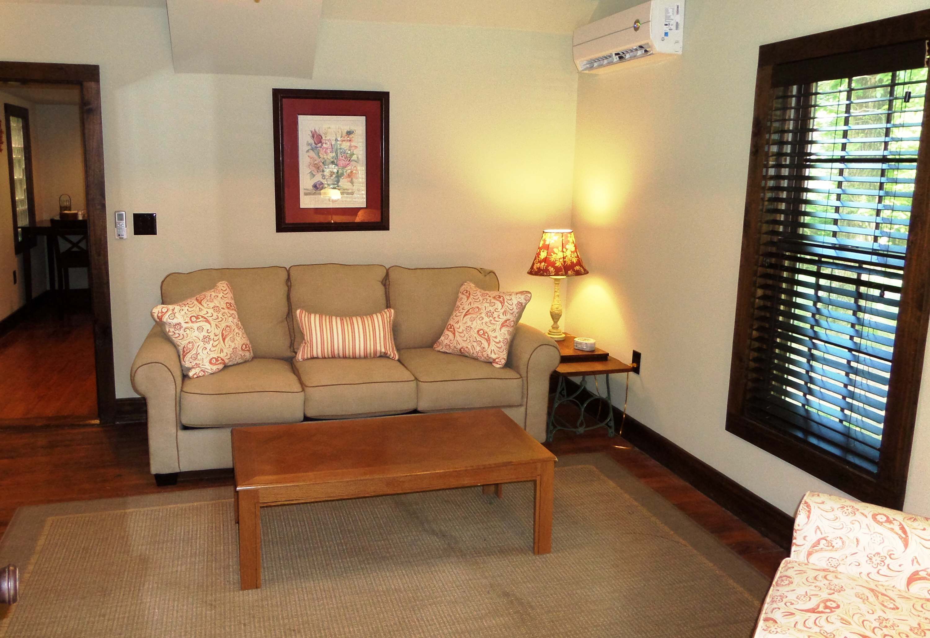 Tv, eldstad och kontor