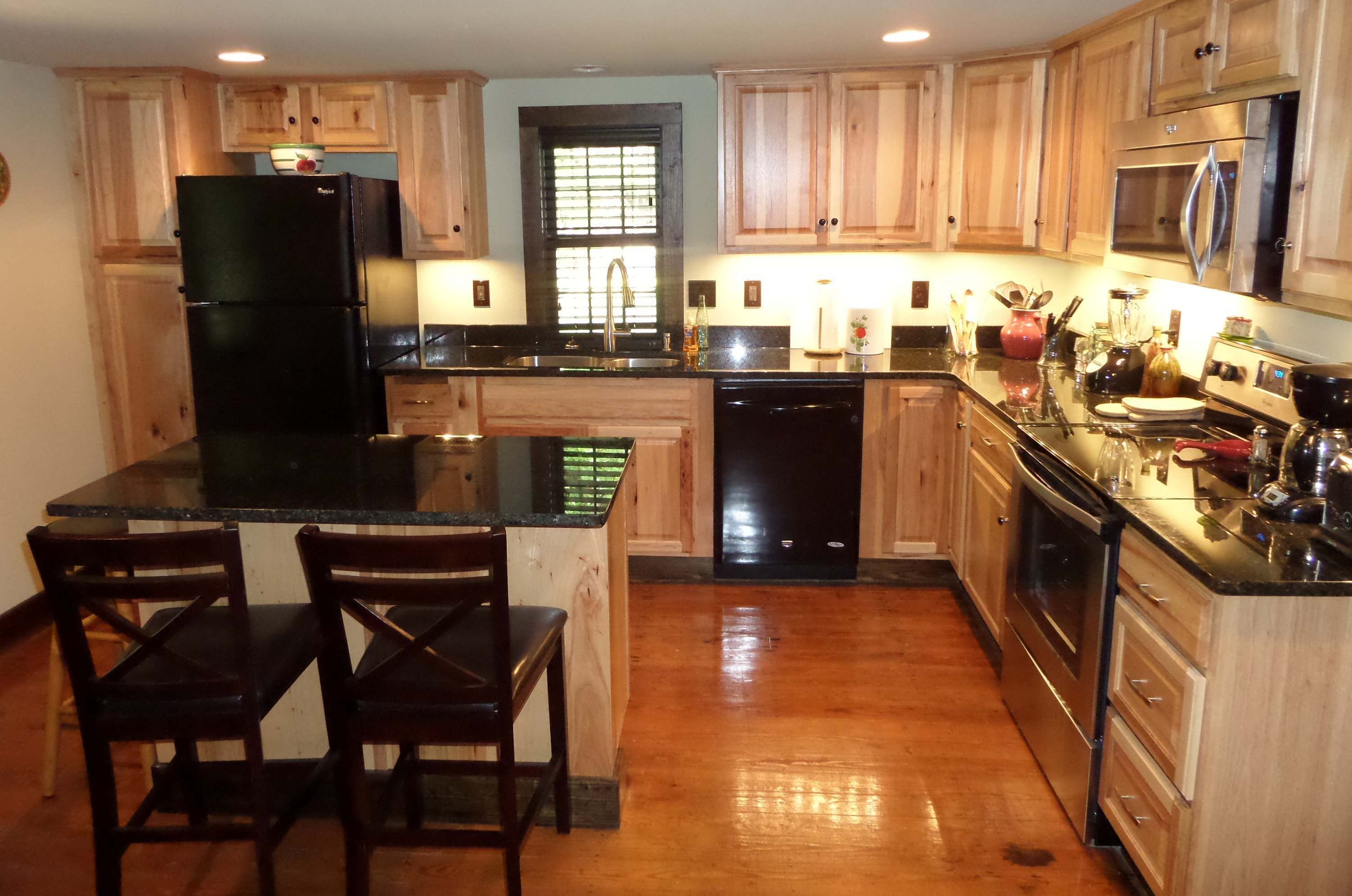 冷蔵庫、電子レンジ、オーブン、コンロ