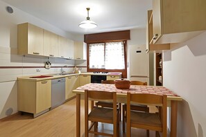 Fridge, oven, stovetop, dishwasher - Holiday Home 'In Valle - Vacation Accommodation' with Mountain View, Private Terrace & Wi-Fi (Schievenin)
