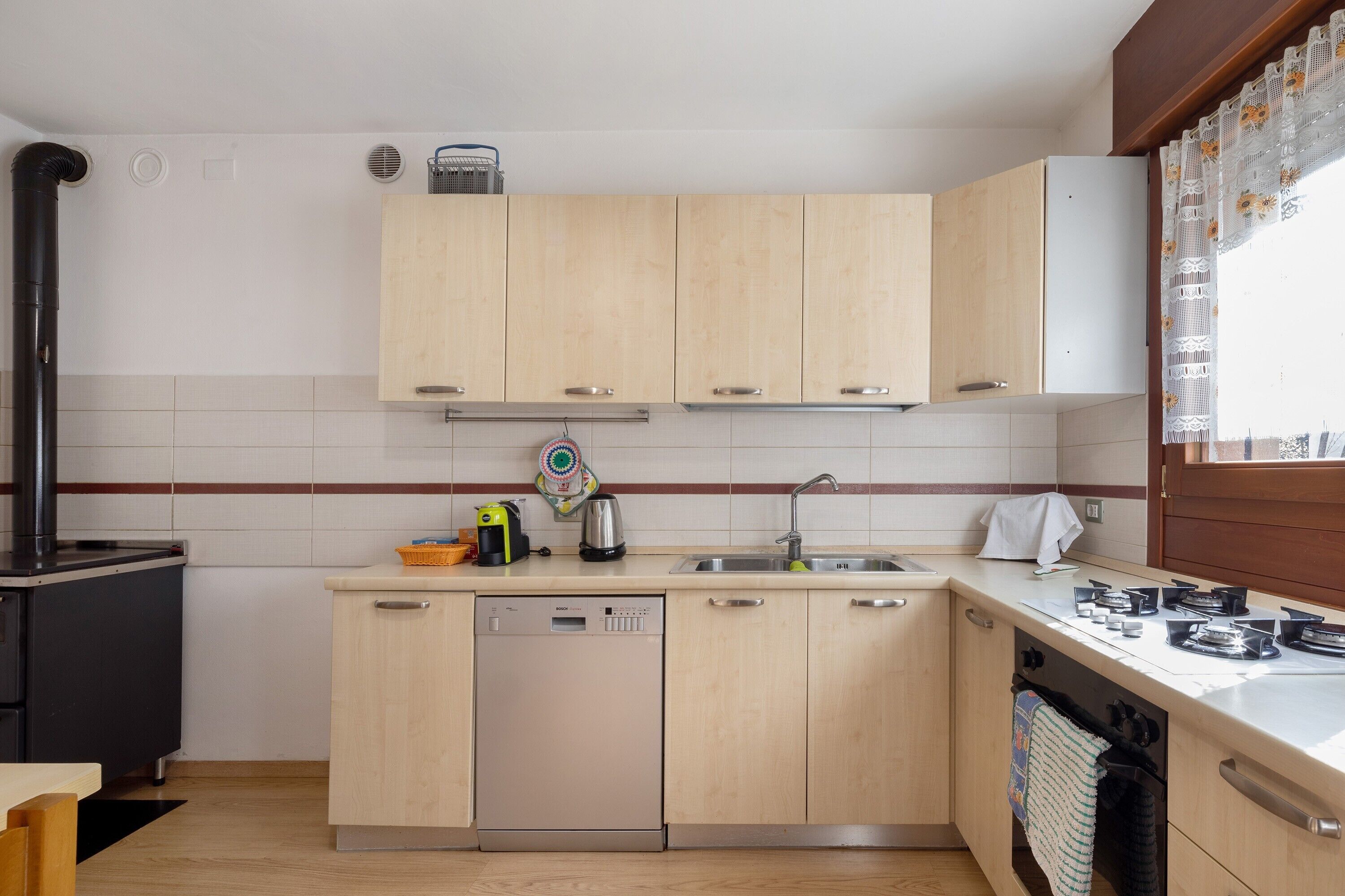 Jääkaappi, uuni, liesi, astianpesukone