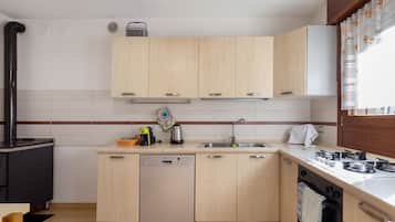 Jääkaappi, uuni, liesi, astianpesukone