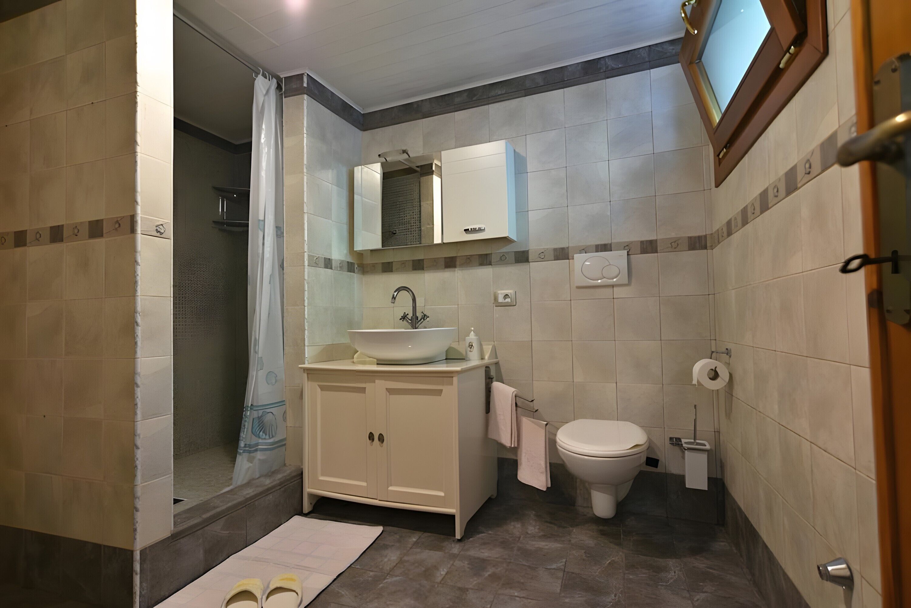 Dusj, hårføner og håndklær