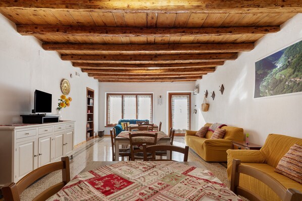 Télévision, cheminée