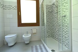 Shower, hair dryer, towels - Holiday Home 'In Valle - Vacation Accommodation' with Mountain View, Private Terrace & Wi-Fi (Schievenin)
