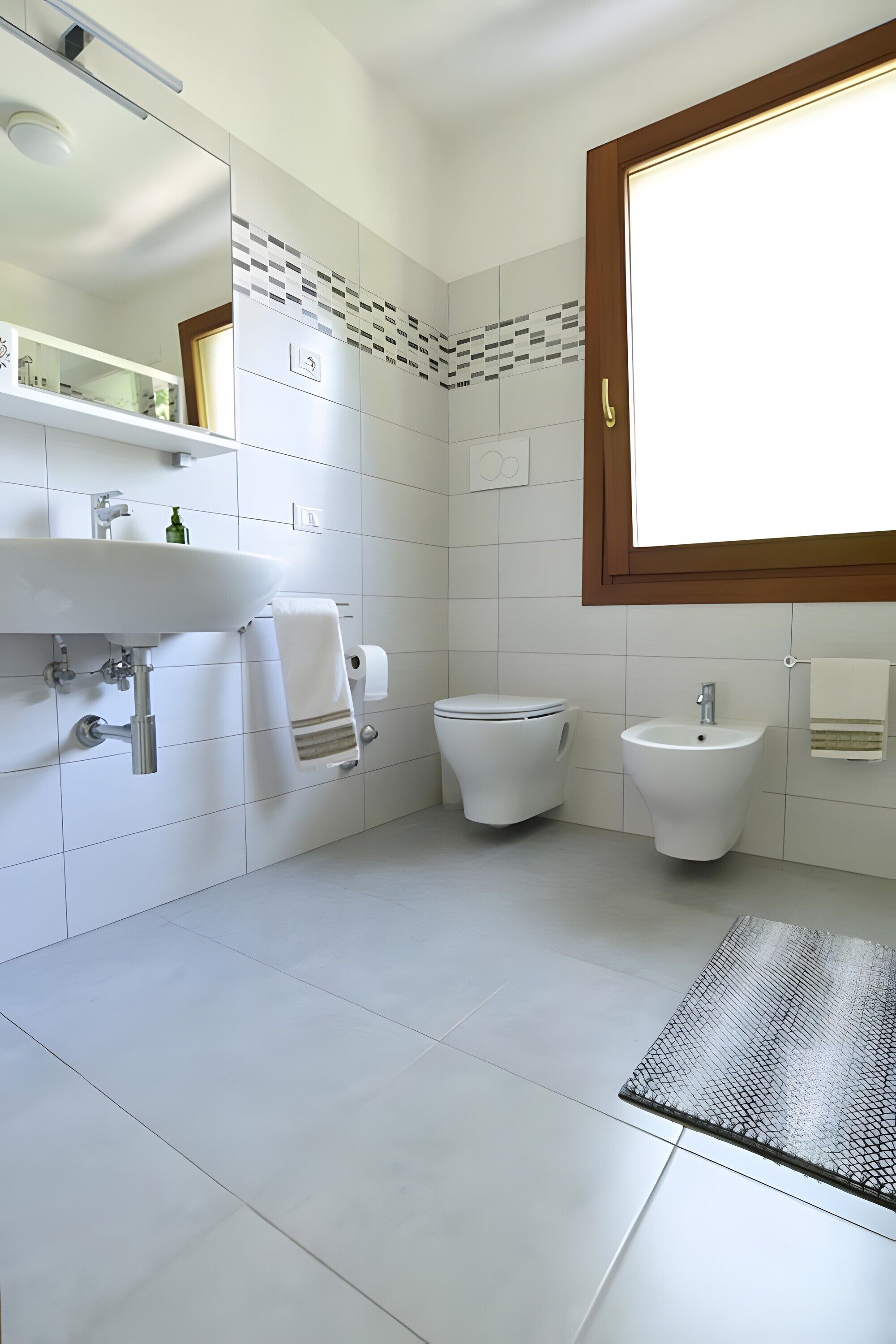 Douche, sèche-cheveux, serviettes fournies