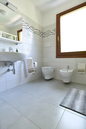 シャワー、ヘアドライヤー、タオル