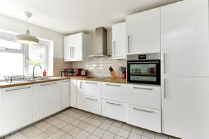 Frigorífico, microondas, horno y placa de cocina