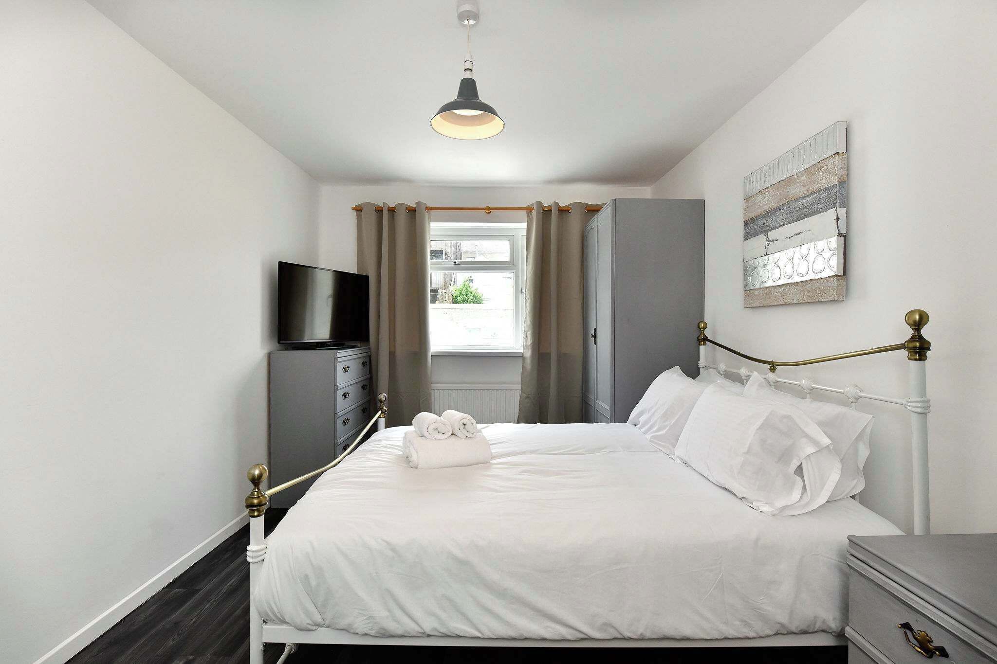 4 habitaciones, escritorio, tabla de planchar con plancha y wifi 
