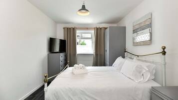 4 habitaciones, escritorio, tabla de planchar con plancha y wifi