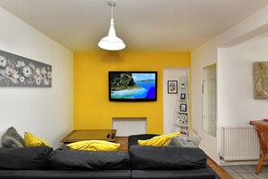 Una televisión, una oficina