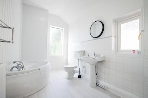 Een douche, een haardroger, handdoeken