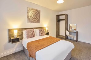 2 habitaciones, tabla de planchar con plancha, wifi y ropa de cama 
