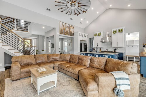 Country Livin' but Close to Everything!