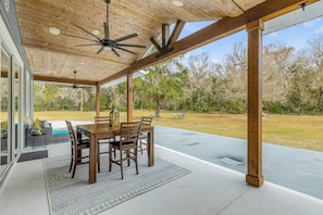 Outdoor dining - Country Livin' but Close to Everything! (Oak Hill)