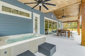 Outdoor dining - Country Livin' but Close to Everything! (Oak Hill)