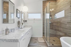Shower, hair dryer, towels, shampoo - Mar Vista 3BR | Private Yard | Colby & Conrad (Los Angeles)
