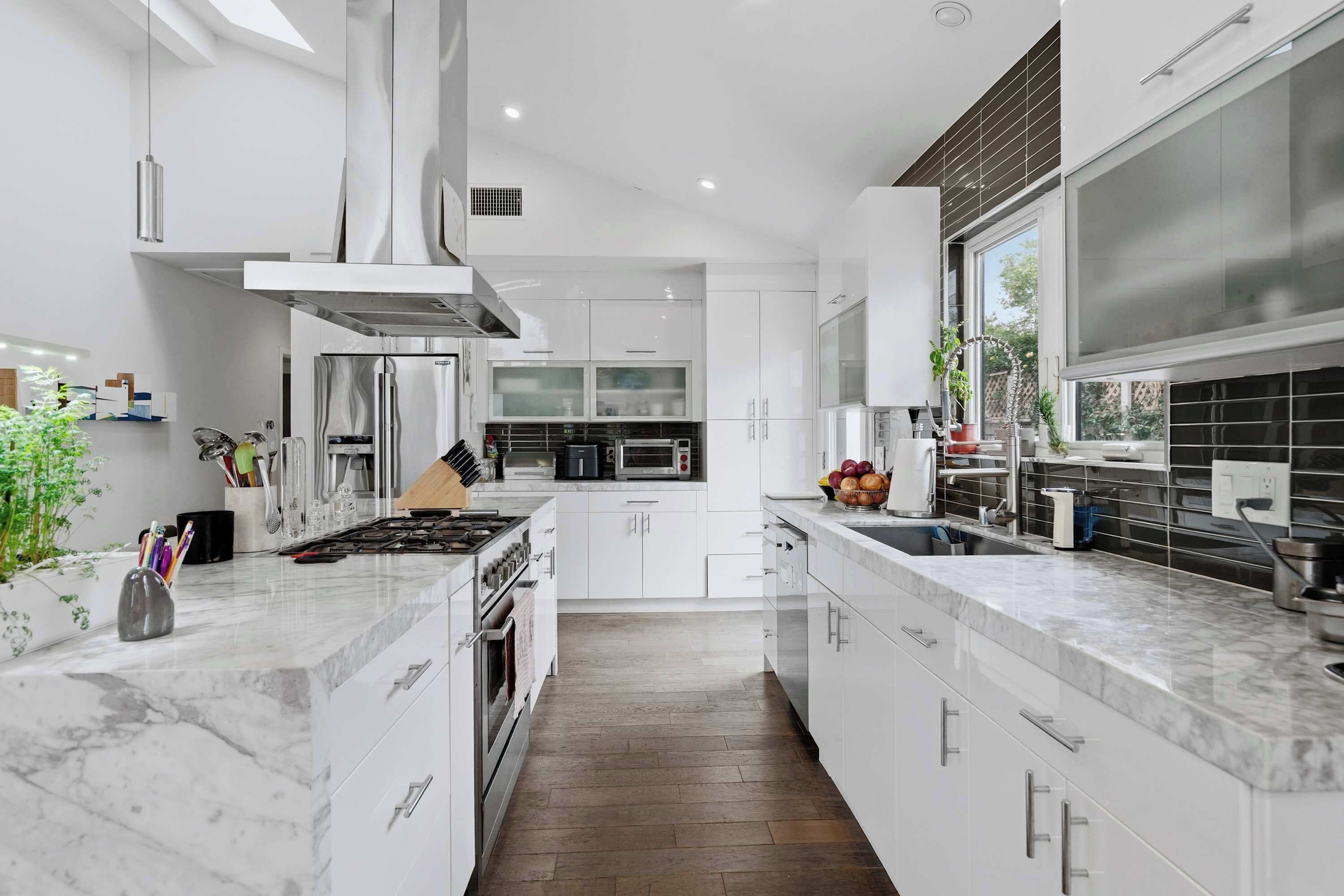 Fridge, oven, stovetop, dishwasher